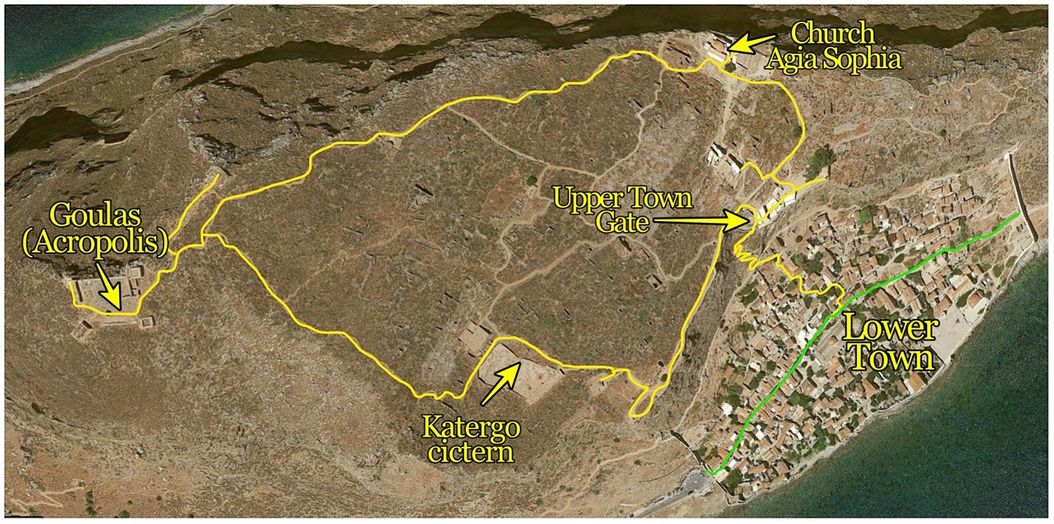 Upper Town and its main attractions. Yellow line marks the recomended trail one can walk.
