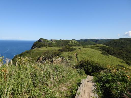 The trail that continues after the lighthouse further east.
