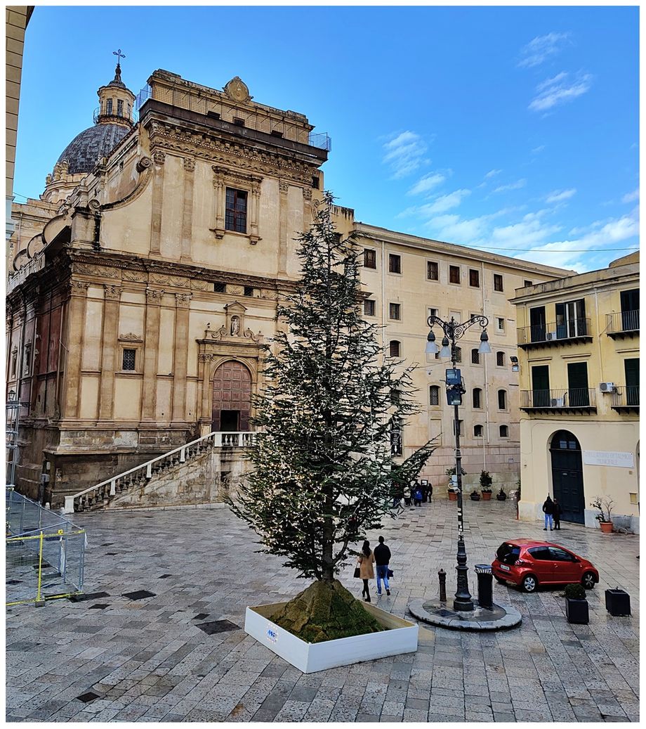 Piazza Bellini and Chiesa di Santa Caterina D'Alessandria. A glimpse Teatro Bellini can be seen on the right.