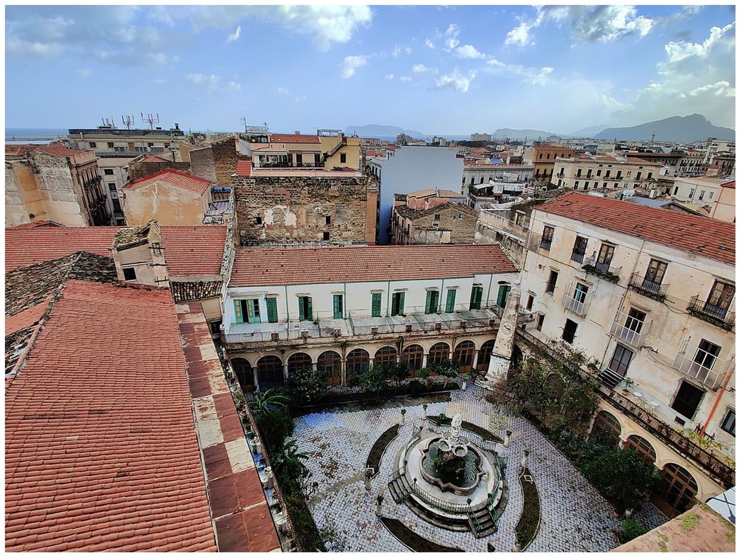 The cloister of the Monasterio di Santa Caterina D'Alessandria.