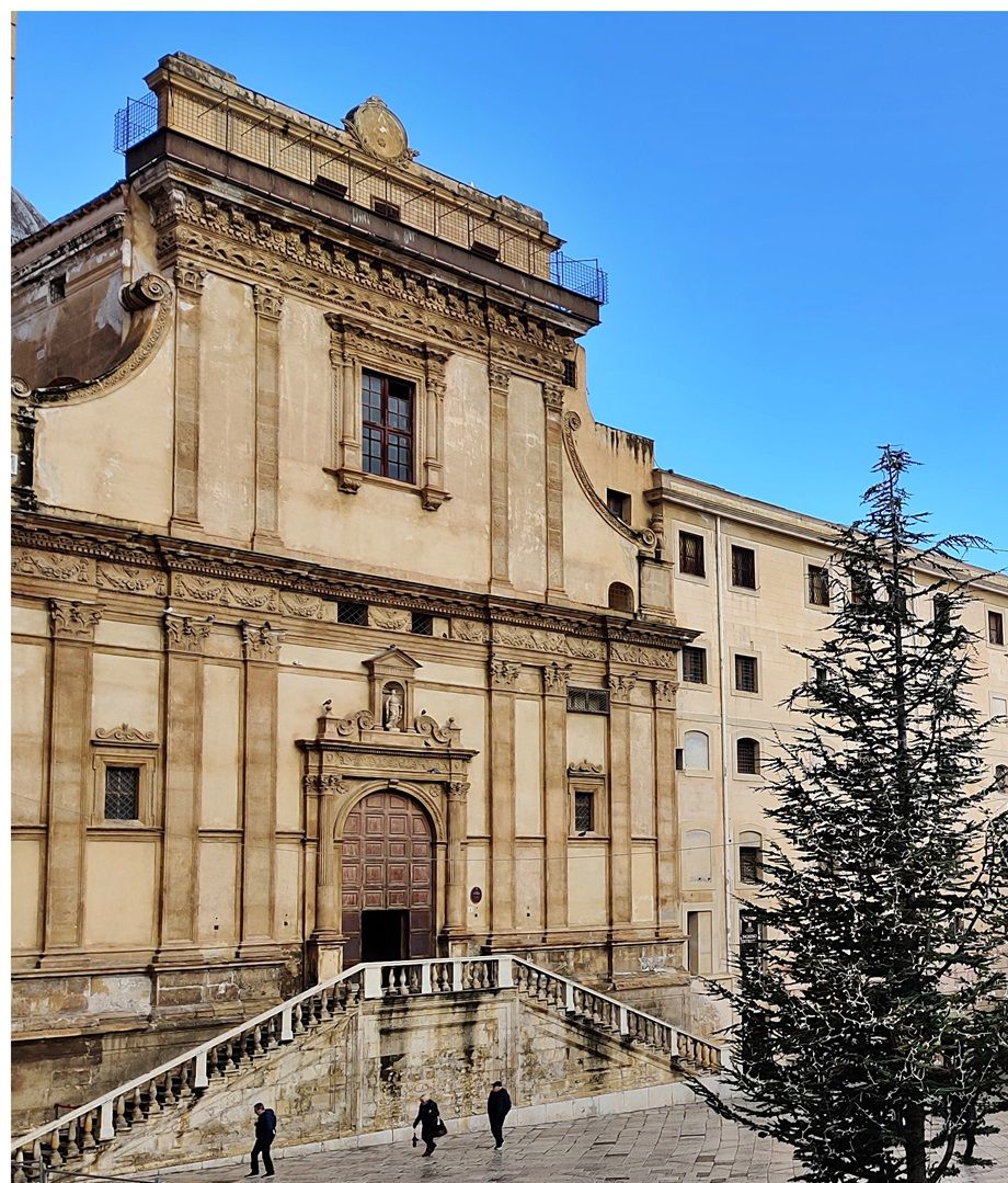 The entrance to the church of Monasterio di Santa Caterina D'Alessandria is located on Piazza Bellini.