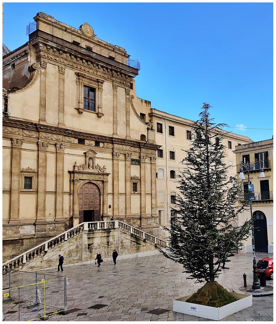 The entrance to the church of Monasterio di Santa Caterina D'Alessandria is located on Piazza Bellini.