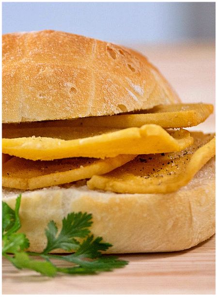 Panino con le Panelle  or  “U pani chi Panelli
